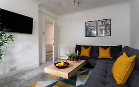 Near Beach, Torquay Heights Modern Apartments, Pet Friendly